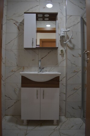 Family Suite | Bathroom | Shower, rainfall showerhead, hair dryer, slippers