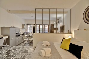 1 slaapkamer, een strijkplank/strijkijzer, gratis wifi, beddengoed