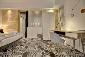 1 slaapkamer, een strijkplank/strijkijzer, gratis wifi, beddengoed