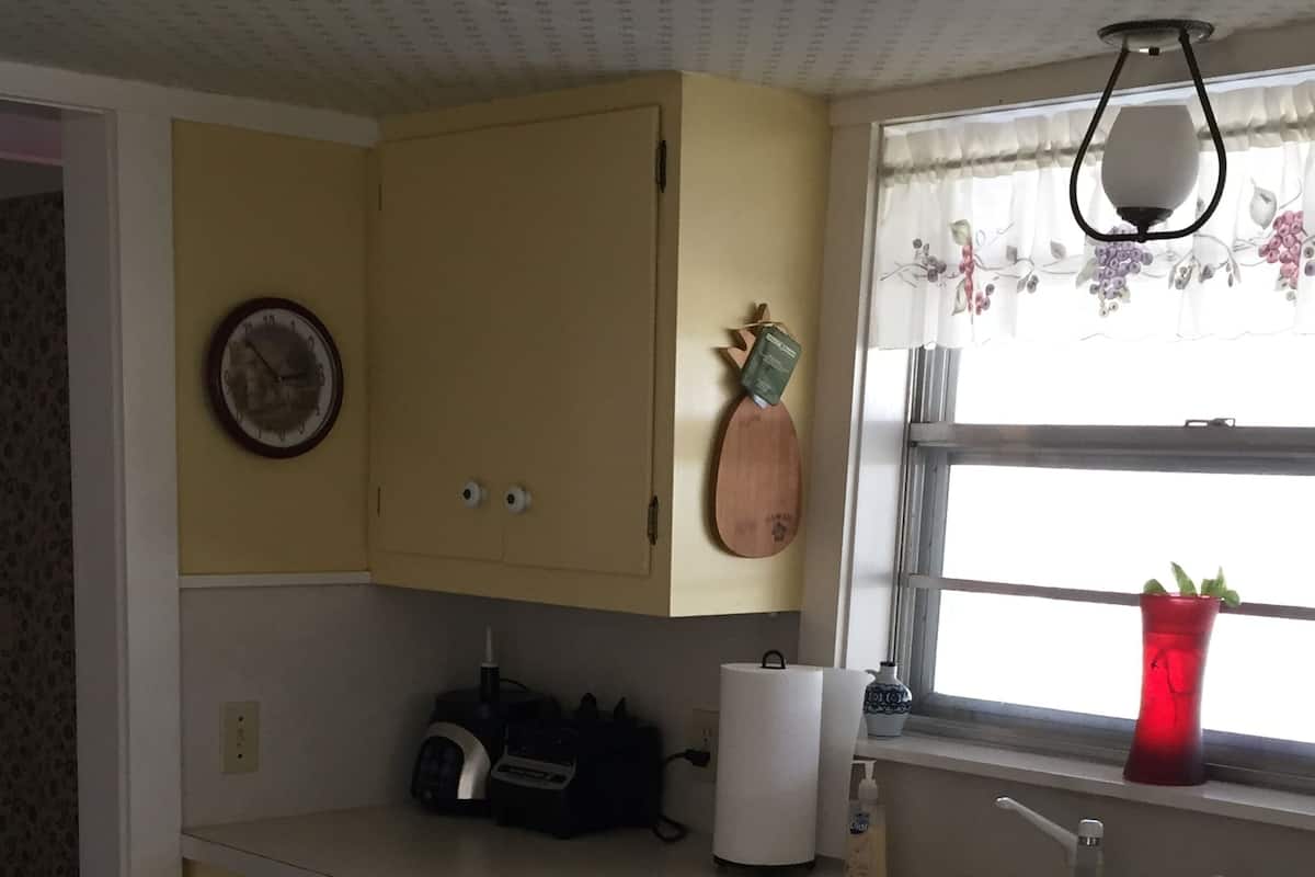 Full-size fridge, oven, stovetop, dishwasher