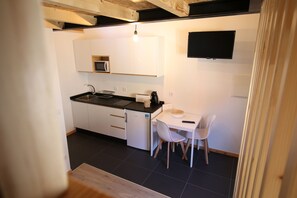 Microwave, coffee/tea maker, cookware/dishes/utensils - Casa do Eido - Mezzanine - Quinta d 'Areda Wine & Pool Experience (Fafe)