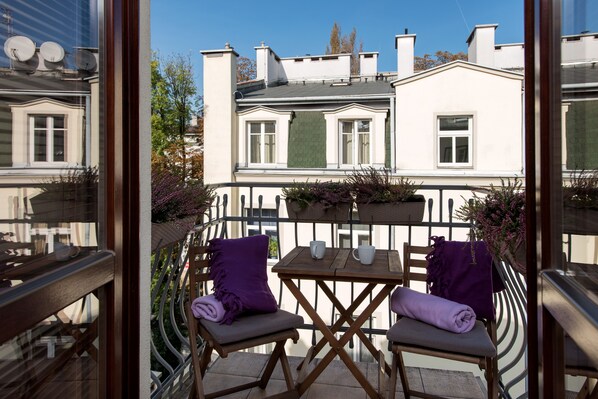 Outdoor dining - 3bdr Vanilla 4 Apartment in city centre with aircon (Stare Miasto)