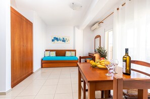 อพาร์ทเมนท์, ว ิวทะเล (24) | บริเวณนั่งเล่น | ทีวี