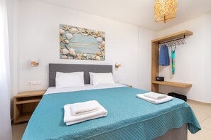Twin Room, Sea View (14) | In-room safe, individually decorated, desk, soundproofing - Sun Beach Apartments (Chania)