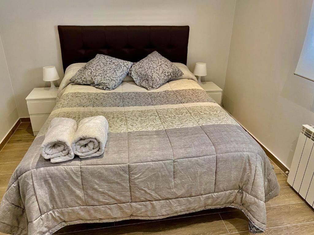 3 slaapkamers, een bureau, een strijkplank/strijkijzer, reisbedje