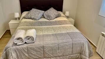 3 slaapkamers, een bureau, een strijkplank/strijkijzer, reisbedje