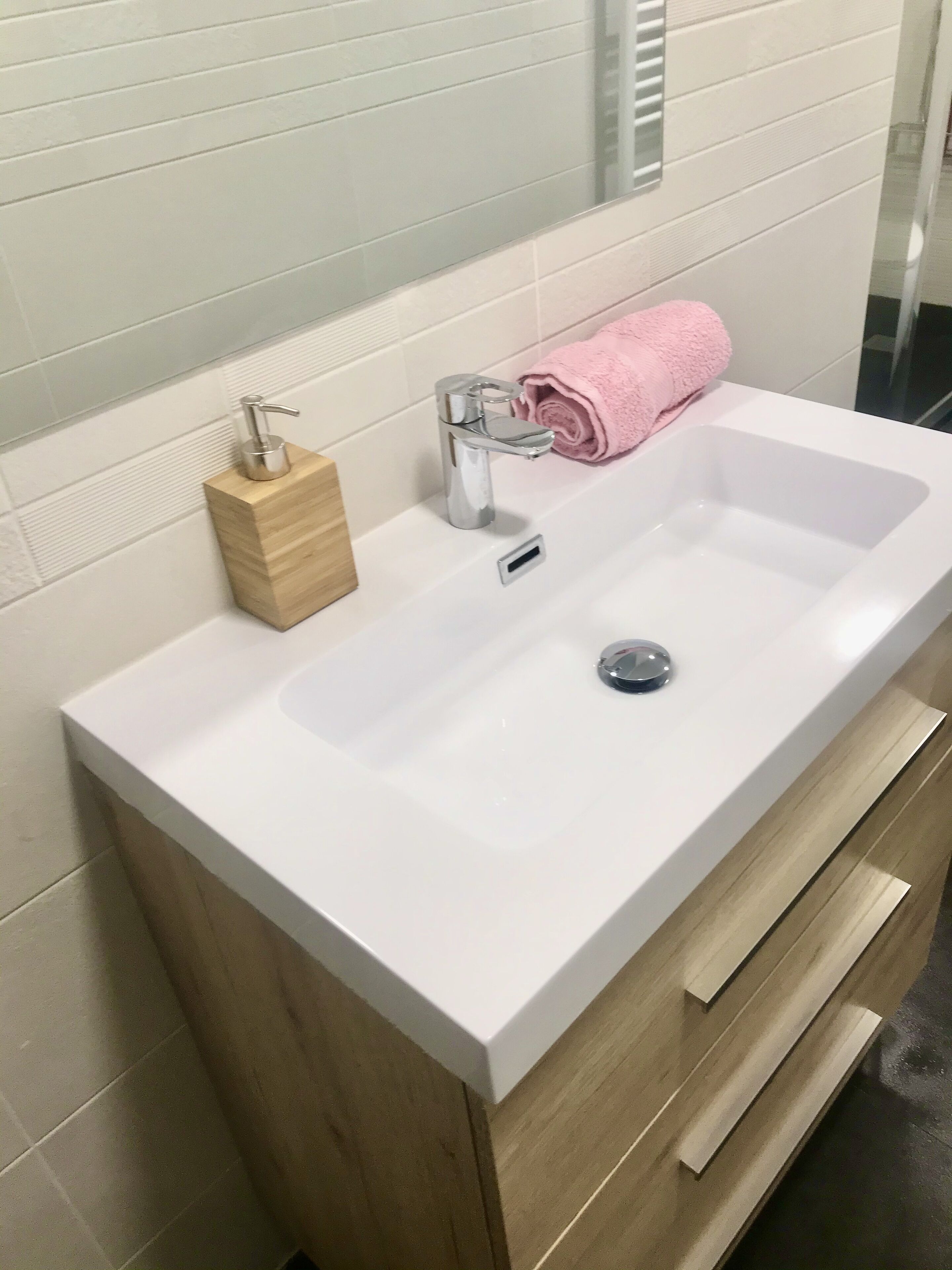 Een douche, een haardroger, handdoeken, zeep