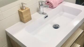 Een douche, een haardroger, handdoeken, zeep