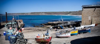 A spacious Holiday Cottage with garden, moments walk from Lands End.
