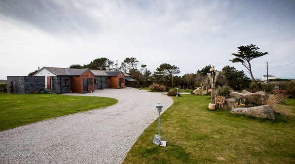 Property grounds - A spacious Holiday Cottage with garden, moments walk from Lands End. (Sennen)