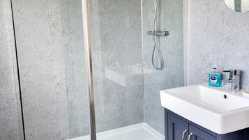 Ensemble douche/baignoire, sĂšche-cheveux, serviettes fournies, savon