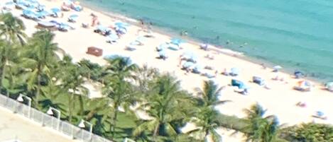 En la playa, sillas reclinables de playa