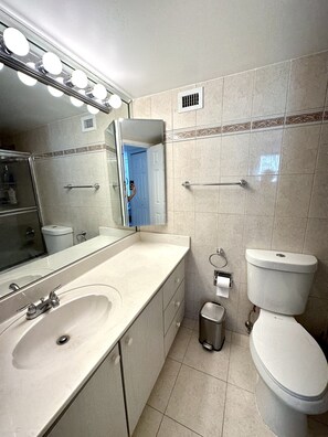 Douche, sĂšche-cheveux, serviettes fournies, savon