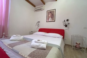 2 bedrooms, iron/ironing board, free WiFi