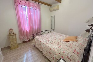 2 bedrooms, iron/ironing board, free WiFi