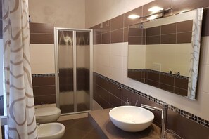 Regadera, secadora de cabello, bidet
