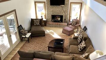 Een smart-tv, een open haard, een dvd-speler en tafelvoetbal