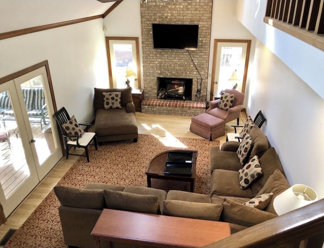 Smart-tv, pejs, dvd-afspiller, bordfodbold