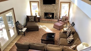 Smart-tv, pejs, dvd-afspiller, bordfodbold