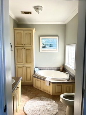 Combined shower/bathtub, jetted bath, hair dryer, towels