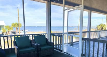 Bayfront family home w/ beach area