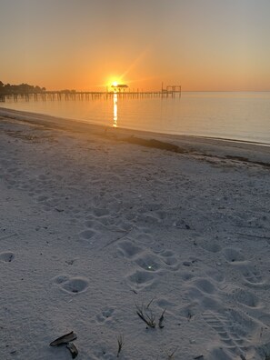 Nær stranden og strandhåndklær