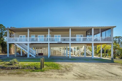 Bayfront family home w/  beach area