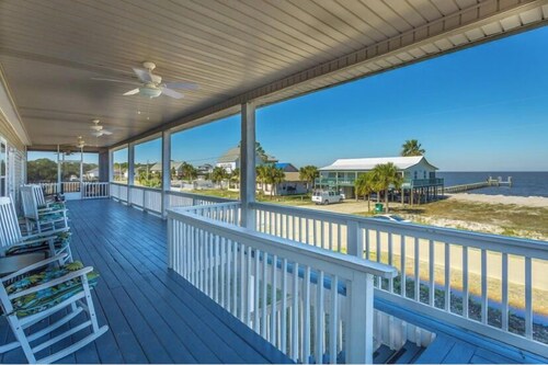 Bayfront family home w/  beach area