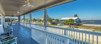 Bayfront family home w/ beach area