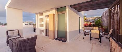 Outdoor dining