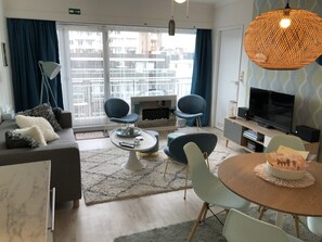 Smart TV, DVD player, books - Mamère Beach Condo with side sea view from balcony and dogs allowed (Oostende)