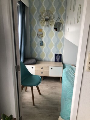 1 bedroom, WiFi, bed sheets - Mamère Beach Condo with side sea view from balcony and dogs allowed (Oostende)