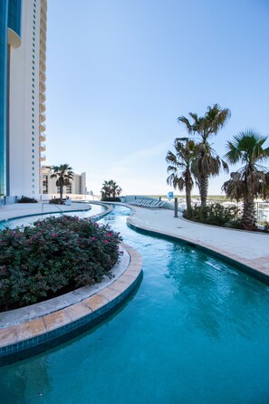 Alberca techada y alberca climatizada