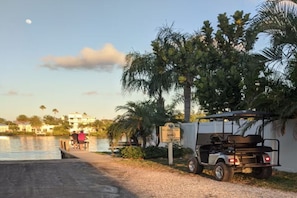 Property grounds - Indian Rocks Beach Waterfront 3/Bd Home w/ Pool,2 blocks to beach. Pet friendly. (Indian Rocks Beach)