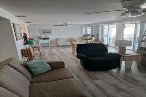 Smart TV, fireplace - Indian Rocks Beach Waterfront 3/Bd Home w/ Pool,2 blocks to beach. Pet friendly. (Indian Rocks Beach)