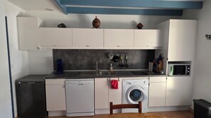 Réfrigérateur, micro-ondes, plaque de cuisson, lave-vaisselle