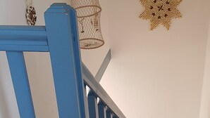 Un escalier avec des rampes bleues et un plancher en bois.