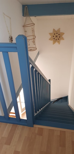 A staircase with blue railings and a wooden floor. - Pavillon 6 pers. max- 3 bedrooms- 2 terraces- Saint Pierre La Mer with wifi box (Fleury)