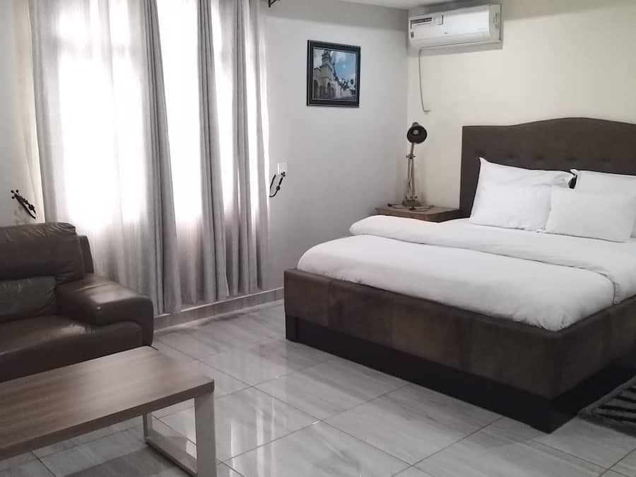 Escritorio, wifi gratis y ropa de cama