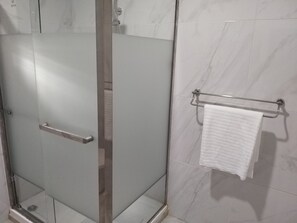 淋浴設備、免費  梳洗用品、提供毛巾、番梘
