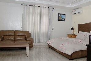 Habitación Deluxe (King) | Escritorio, wifi gratis, ropa de cama