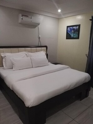 Desk, free WiFi, bed sheets - Mitos Luxury Suites (Lagos)