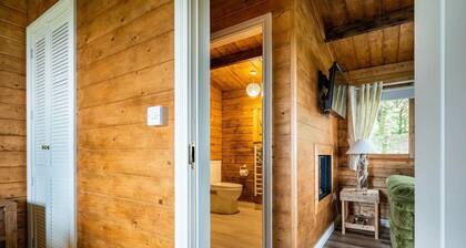 Private luxury log cabin with hot tub and stunning views!