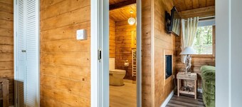 Private luxury log cabin with hot tub and stunning views!