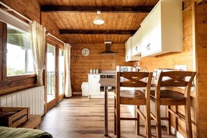 Fridge, microwave, oven, stovetop - Private luxury log cabin with hot tub and stunning views! (Ballycastle)