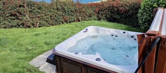 Private luxury log cabin with hot tub and stunning views!