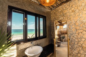 Cabin, 1 King Bed, Balcony, Sea Facing | Bathroom
