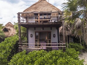 Caja de seguridad en la habitación y ropa de cama 