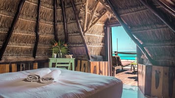 Ferienhütte, 1 King-Bett, Balkon, Meerseite | 1 Schlafzimmer, Zimmersafe, Bettwäsche