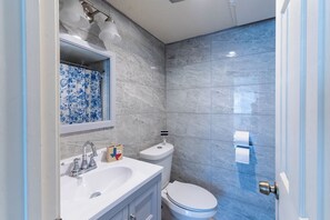 Badkar/dusch, handdukar, tvål och schampo